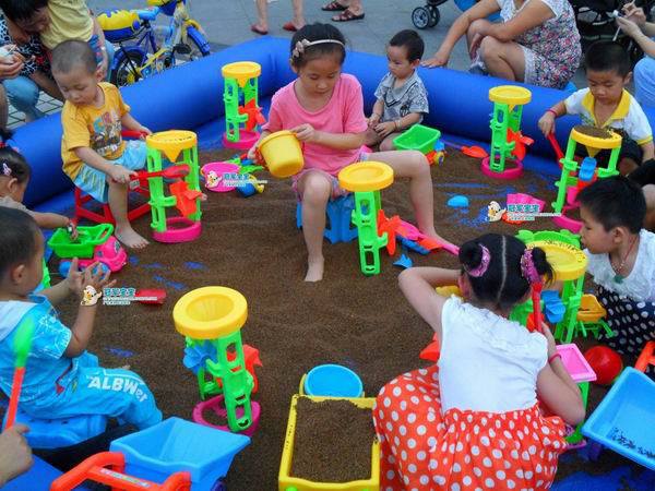 Bộ Đồ Chơi Xúc Cát Trẻ Em cũng là trò chơi mang tính xây dựng, tập thể ngoài biển hoặc trong nhà
